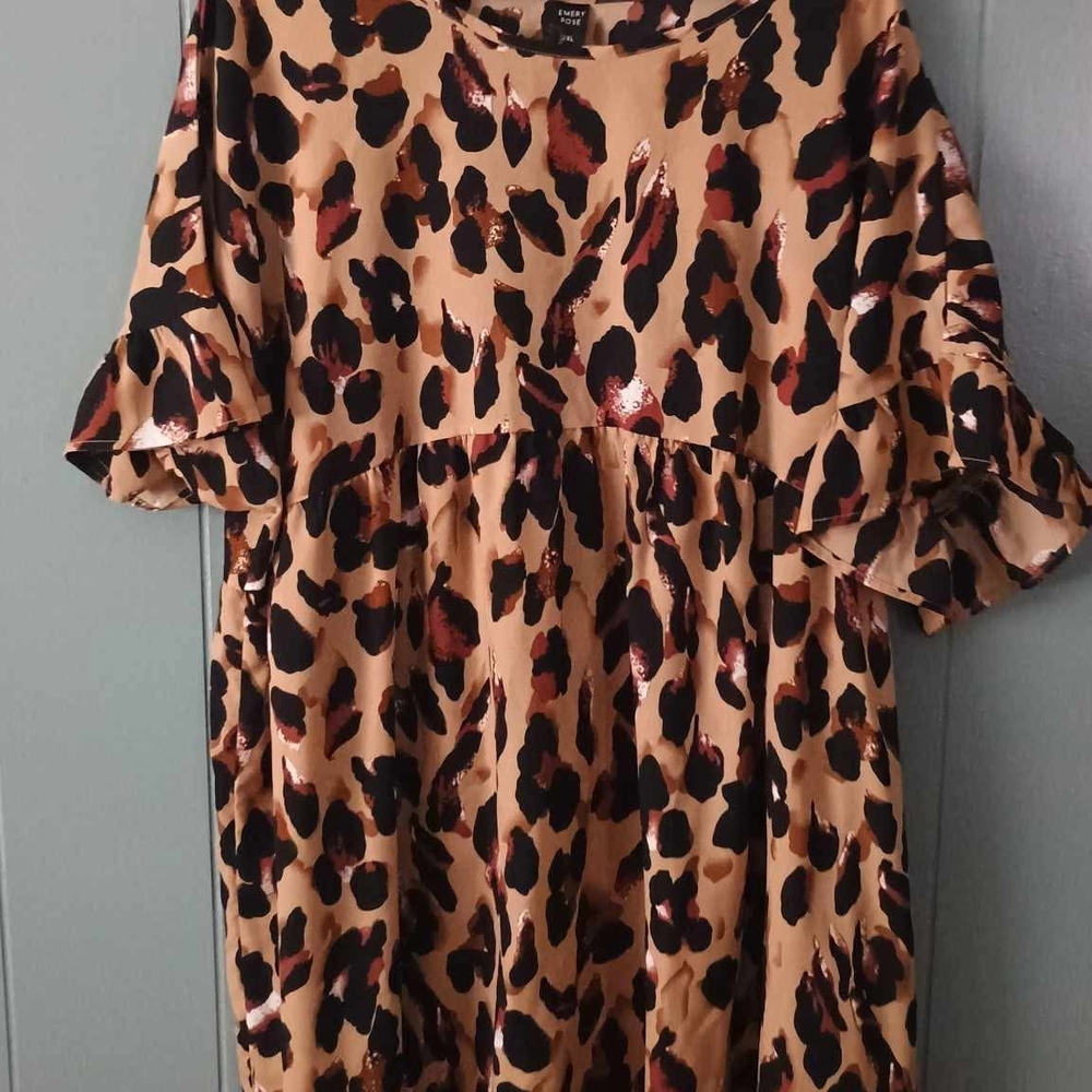 Chic Leopard Print Midi Dress with Ruffle Sleeves